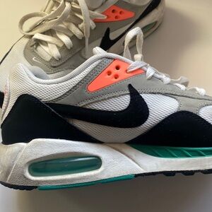 Blanco con negro un poco de salmón y verde